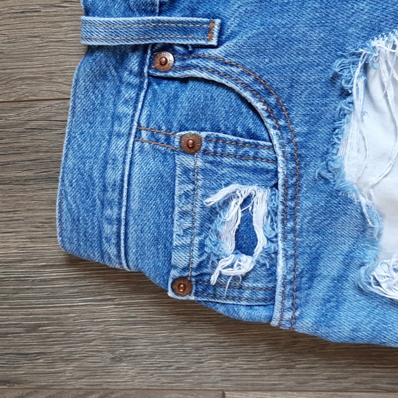 Women's  fly button Levi's Tattered jean short shorts size 28 - Picture 4 of 7